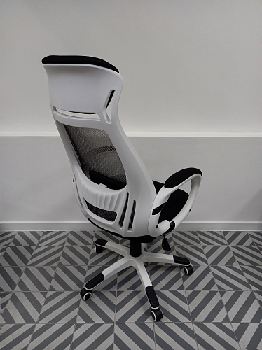 Компьютерное кресло Burgos черное из шоурума 6